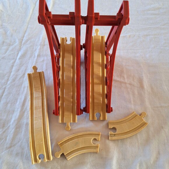 Thomas the Train Bridge 2004 Track Lot Red Suspension Plastic Learning Curve - Picture 7 of 8